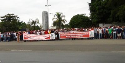 Metalúrgicos em greve e familiares protestam contra KSPG
